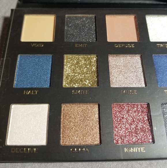 Revolution Pro New Neutrals Smoked Shadow Palette - Picture 4 of 5